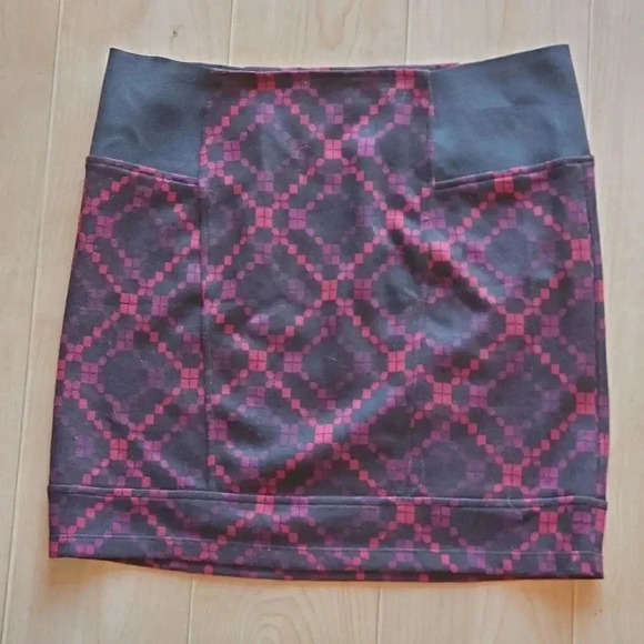 Free People red & black criss cross patterned mini skirt Size Medium - Picture 1 of 3